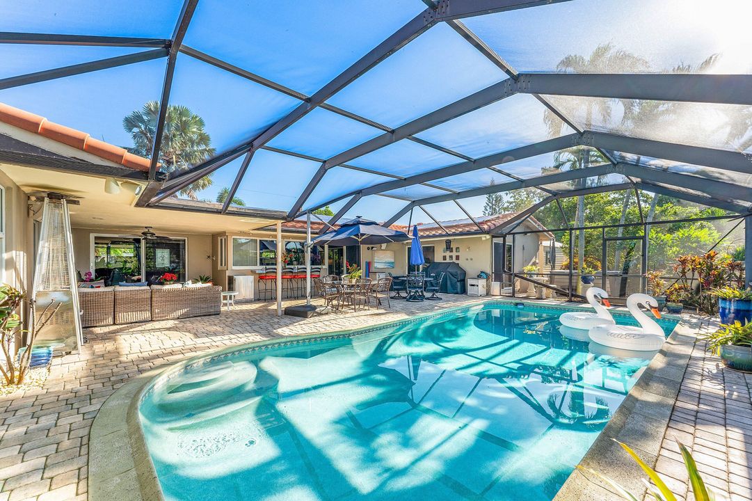 合同活跃: $975,000 (4 贝兹, 3 浴室, 1951 平方英尺)