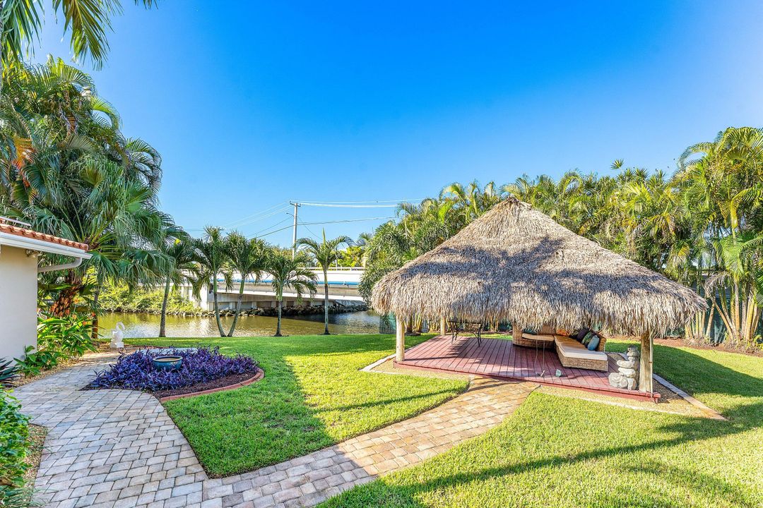 合同活跃: $975,000 (4 贝兹, 3 浴室, 1951 平方英尺)