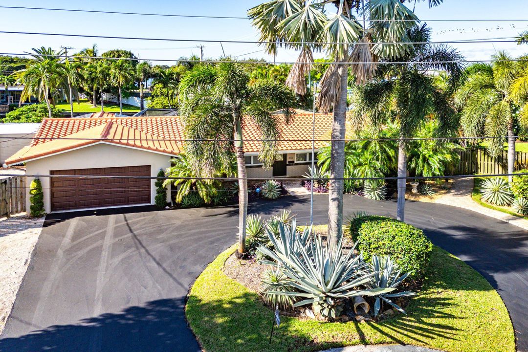 合同活跃: $975,000 (4 贝兹, 3 浴室, 1951 平方英尺)