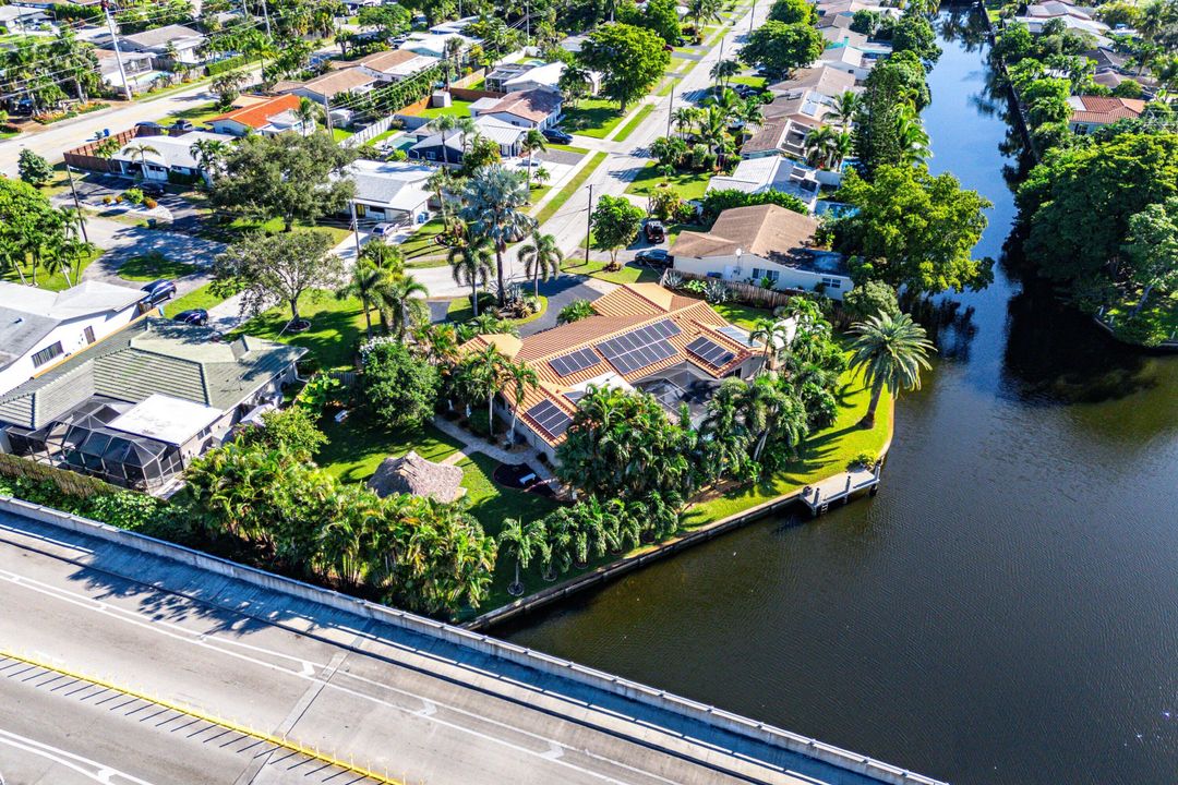 合同活跃: $975,000 (4 贝兹, 3 浴室, 1951 平方英尺)