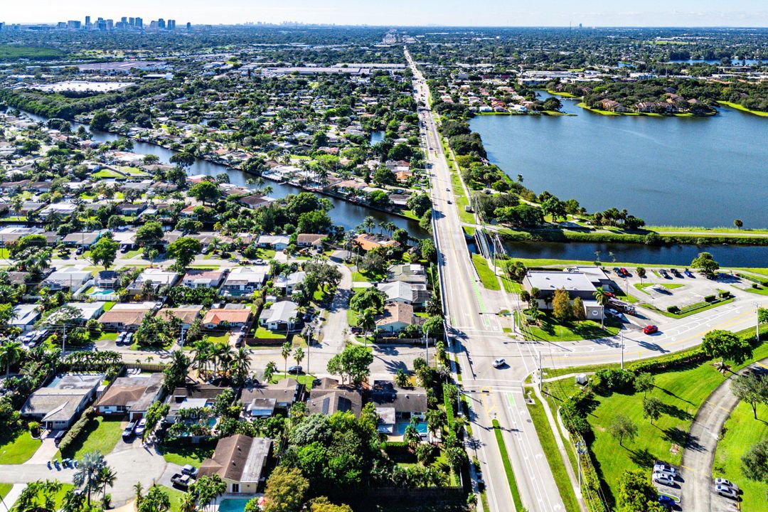 合同活跃: $975,000 (4 贝兹, 3 浴室, 1951 平方英尺)