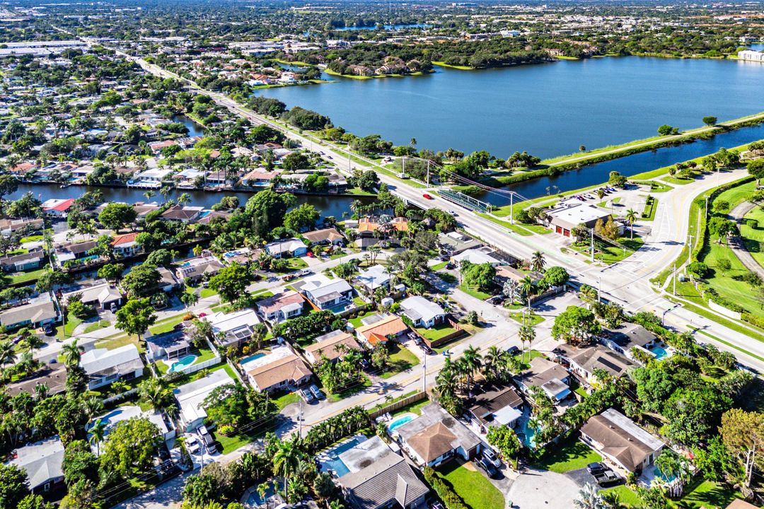 合同活跃: $975,000 (4 贝兹, 3 浴室, 1951 平方英尺)