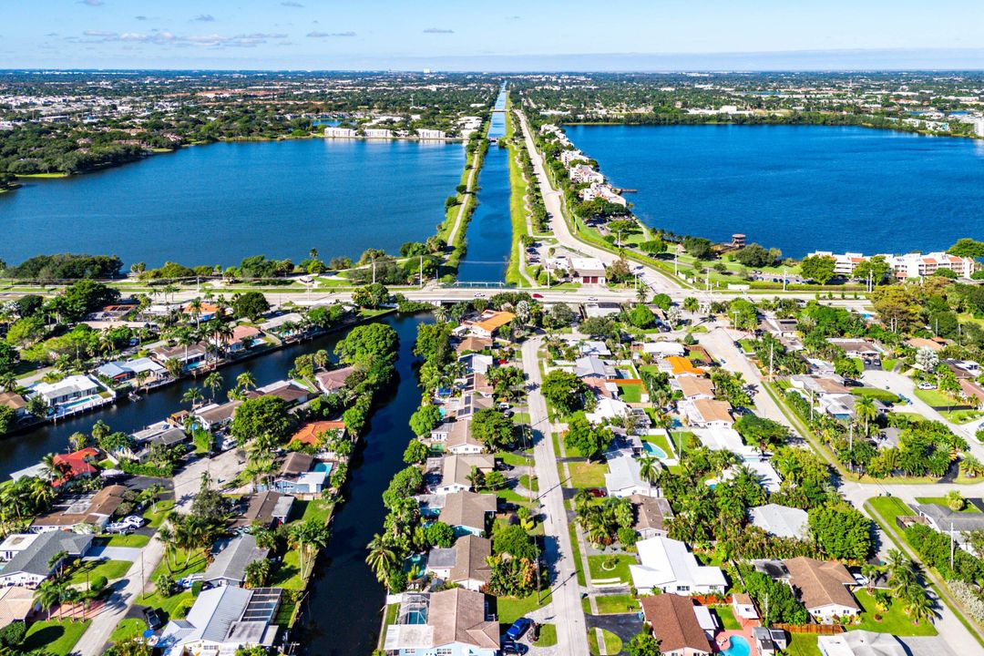 合同活跃: $975,000 (4 贝兹, 3 浴室, 1951 平方英尺)