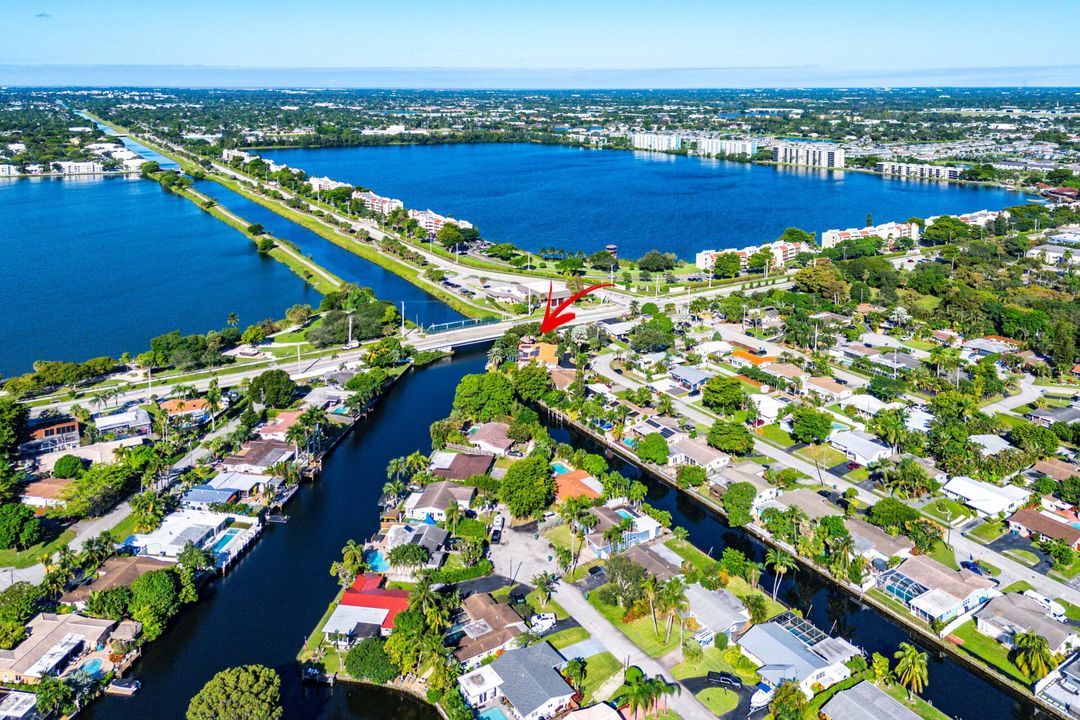 合同活跃: $975,000 (4 贝兹, 3 浴室, 1951 平方英尺)