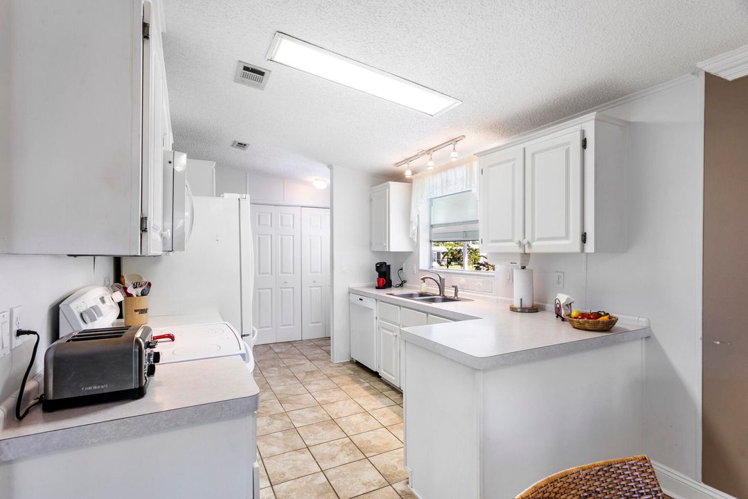 合同活跃: $234,000 (2 贝兹, 2 浴室, 1568 平方英尺)