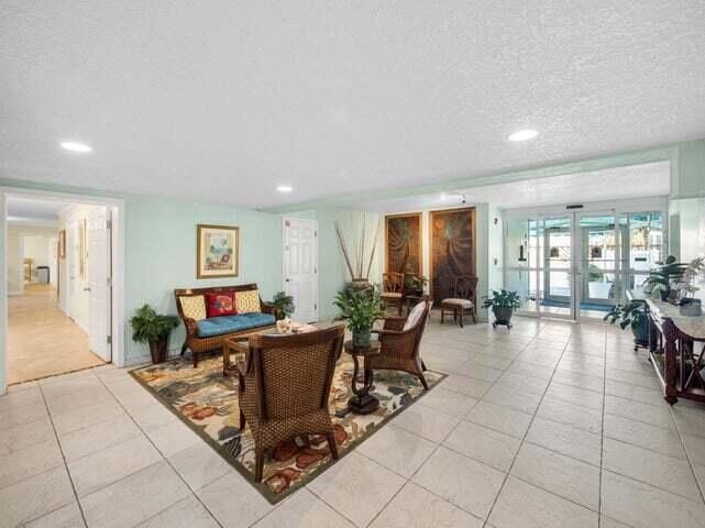 Под контрактом: $2,290 (1 спален, 1 ванн, 720 Квадратных фут)