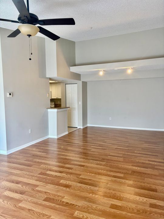 Под контрактом: $2,300 (3 спален, 2 ванн, 1173 Квадратных фут)