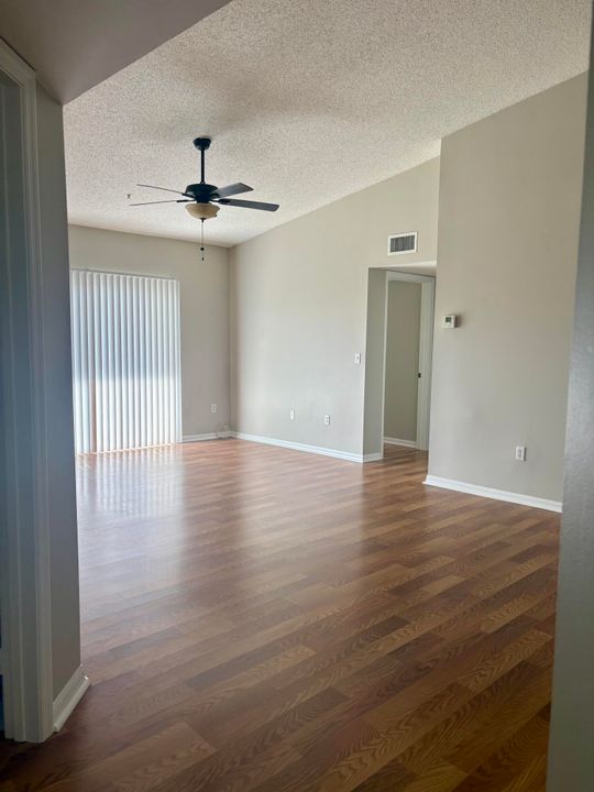 Под контрактом: $2,300 (3 спален, 2 ванн, 1173 Квадратных фут)