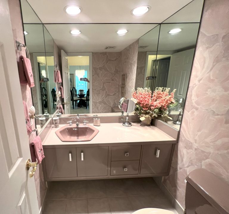 Под контрактом: $2,290 (1 спален, 1 ванн, 720 Квадратных фут)