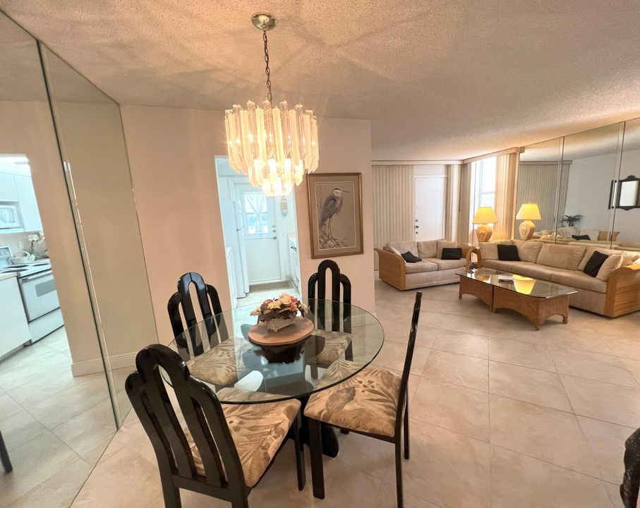 Под контрактом: $2,290 (1 спален, 1 ванн, 720 Квадратных фут)