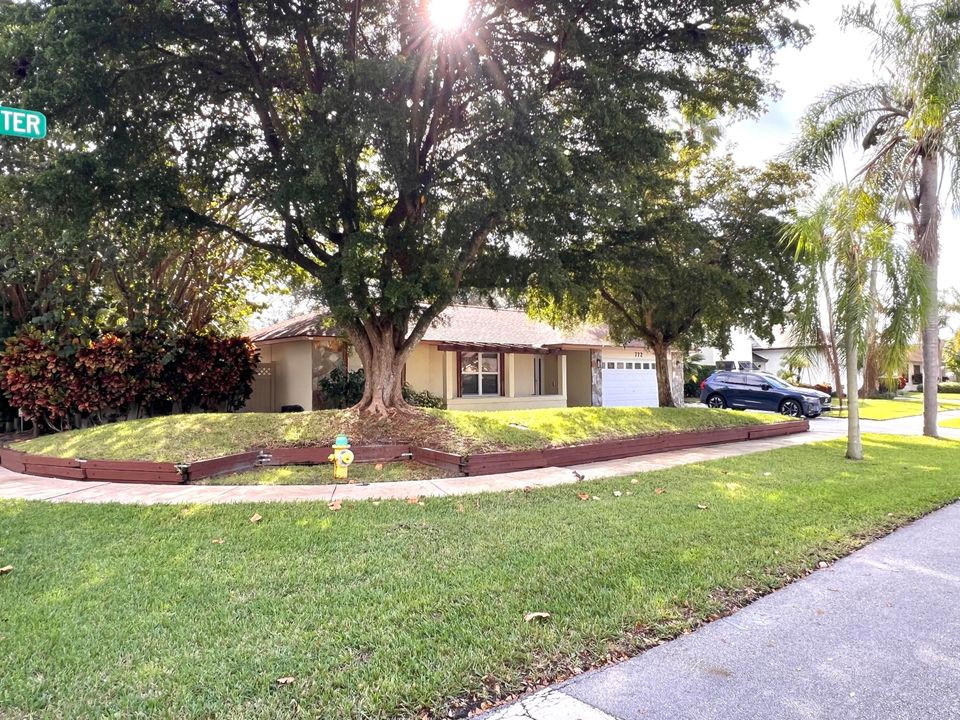 待售: $720,000 (4 贝兹, 2 浴室, 1696 平方英尺)