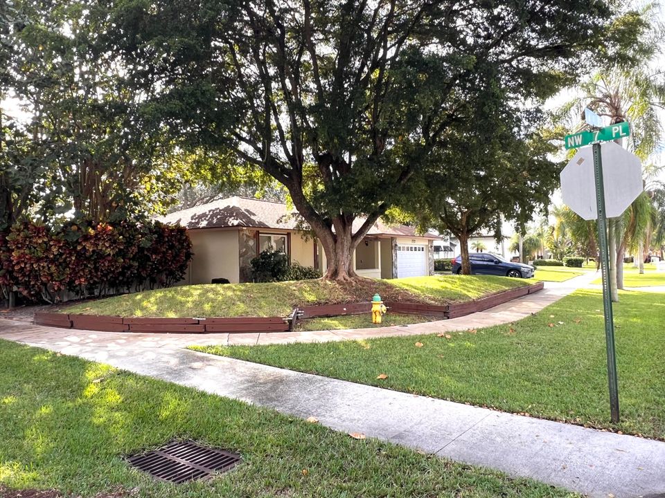 待售: $720,000 (4 贝兹, 2 浴室, 1696 平方英尺)