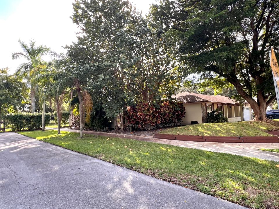 待售: $720,000 (4 贝兹, 2 浴室, 1696 平方英尺)