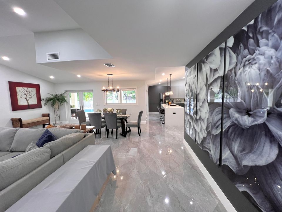 待售: $720,000 (4 贝兹, 2 浴室, 1696 平方英尺)