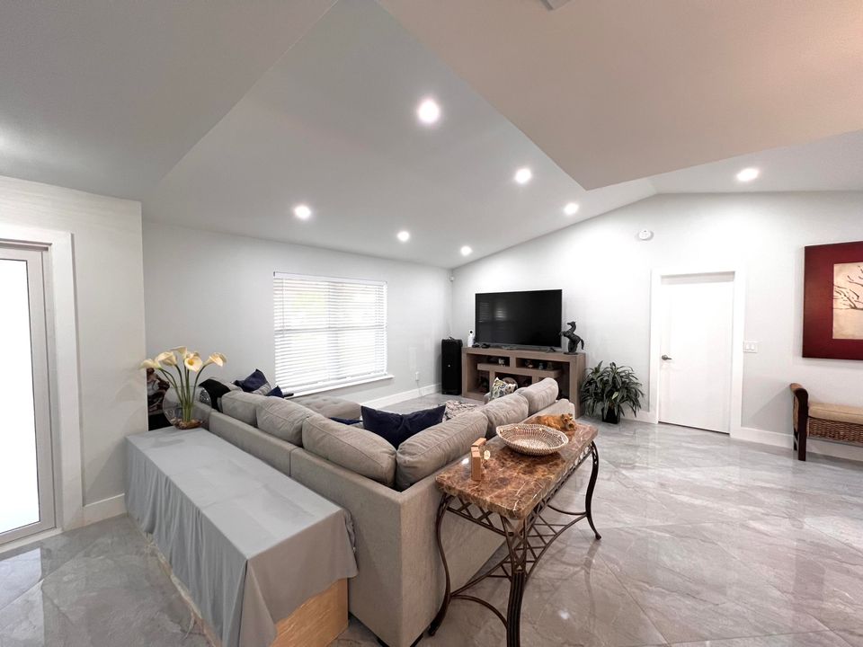 待售: $720,000 (4 贝兹, 2 浴室, 1696 平方英尺)