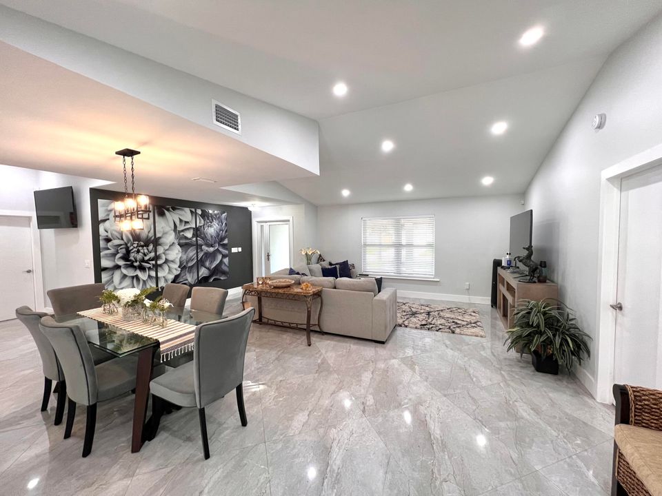 待售: $720,000 (4 贝兹, 2 浴室, 1696 平方英尺)