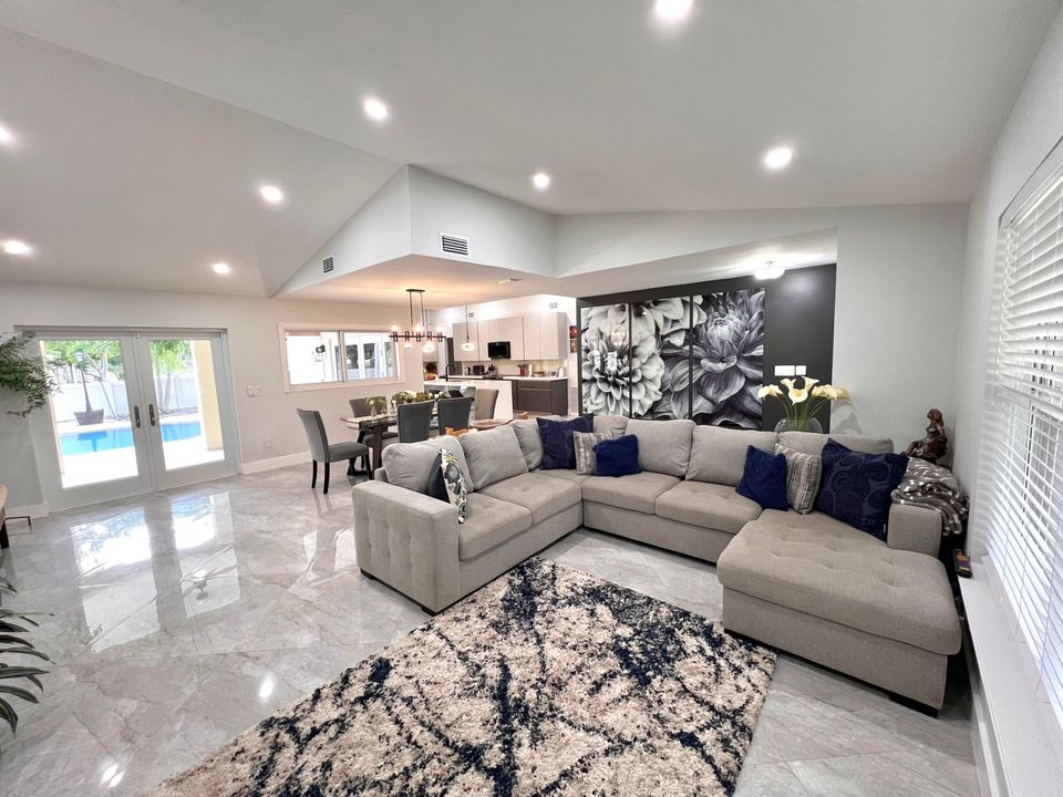 待售: $720,000 (4 贝兹, 2 浴室, 1696 平方英尺)