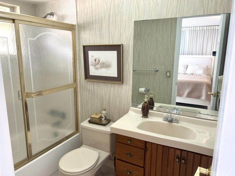 Под контрактом: $2,290 (1 спален, 1 ванн, 720 Квадратных фут)