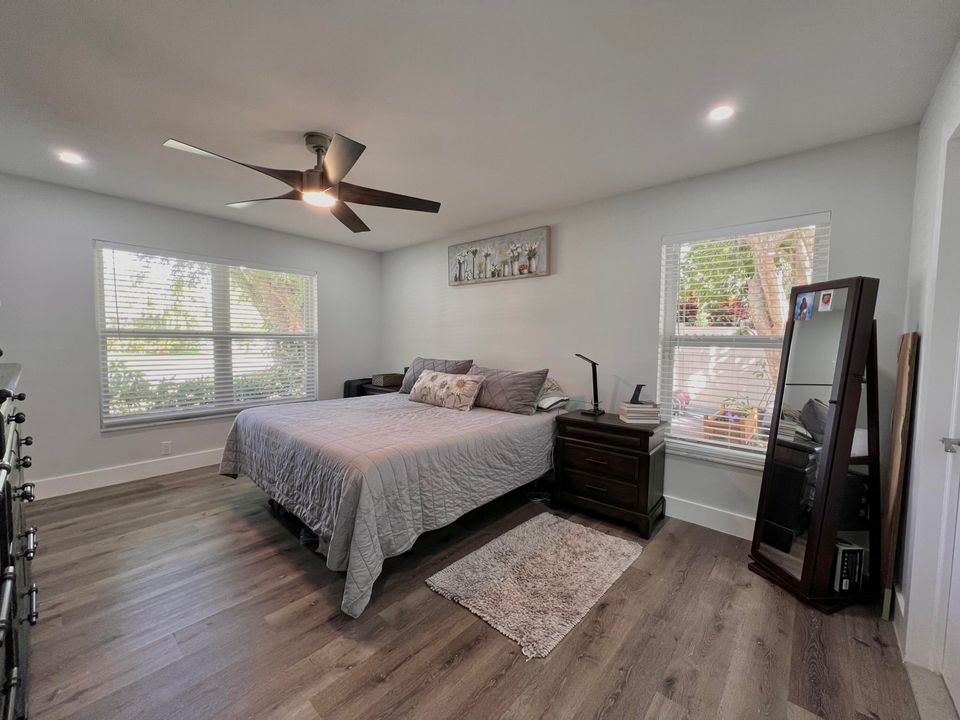 待售: $720,000 (4 贝兹, 2 浴室, 1696 平方英尺)