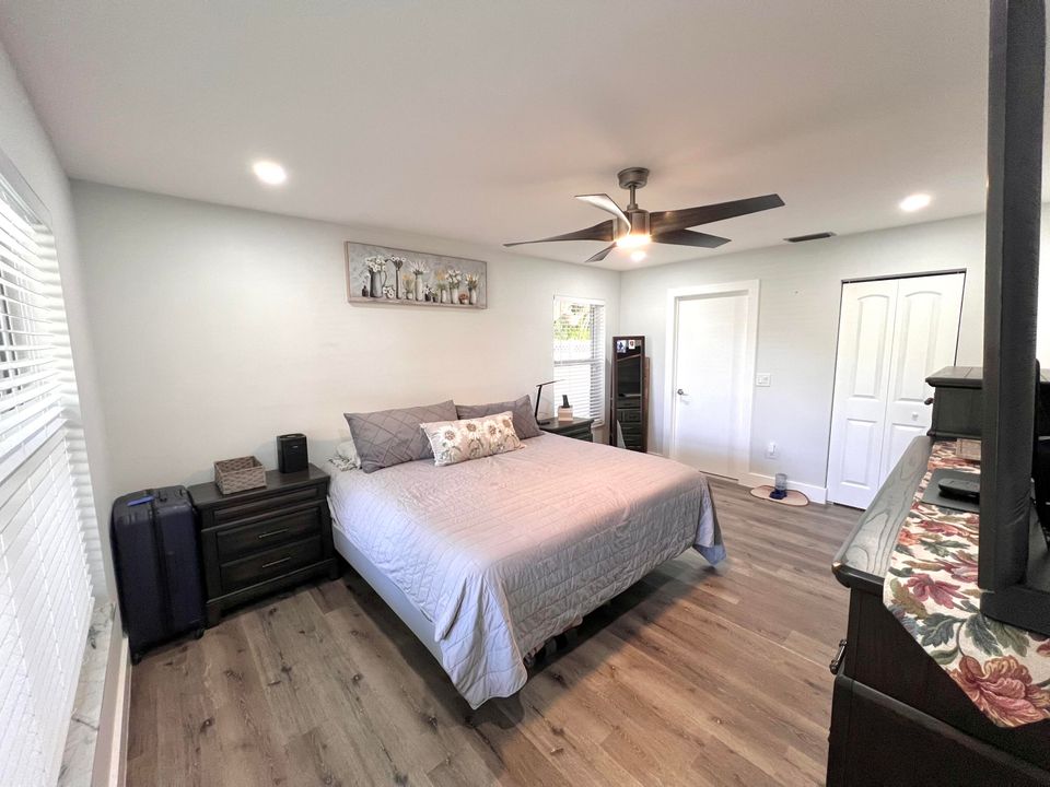 待售: $720,000 (4 贝兹, 2 浴室, 1696 平方英尺)