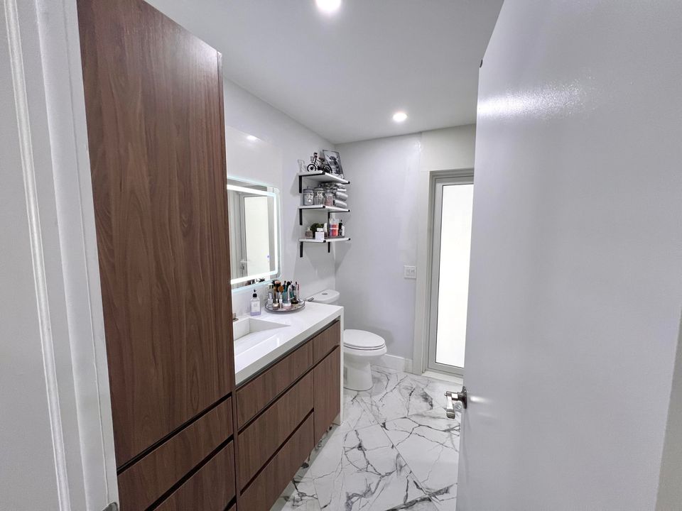 待售: $720,000 (4 贝兹, 2 浴室, 1696 平方英尺)