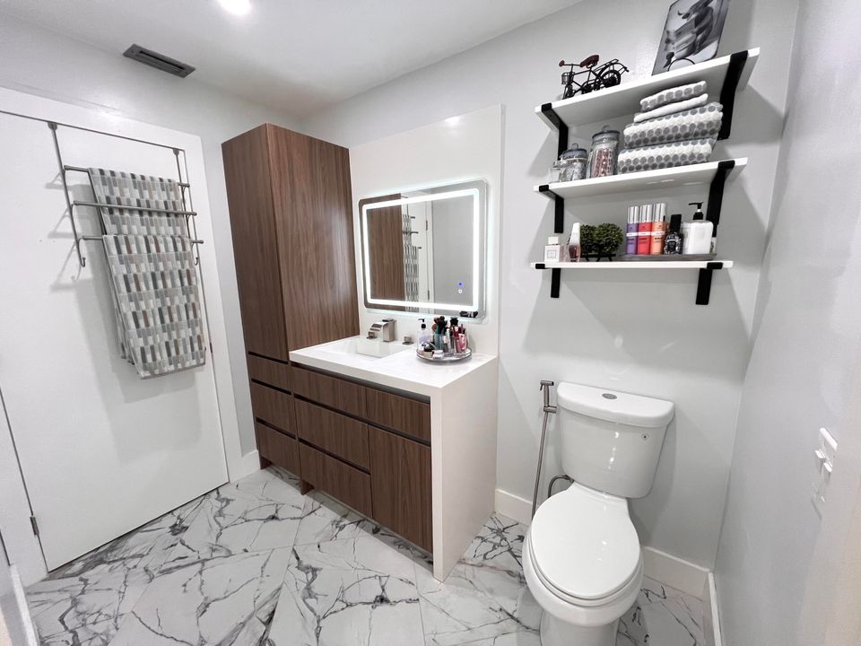 待售: $720,000 (4 贝兹, 2 浴室, 1696 平方英尺)