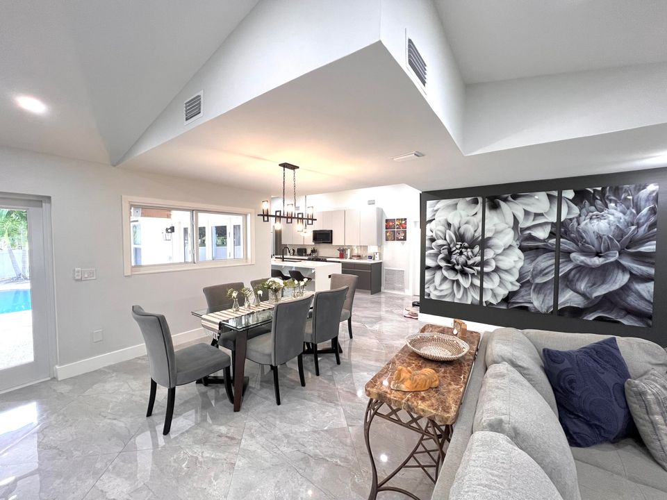 待售: $720,000 (4 贝兹, 2 浴室, 1696 平方英尺)