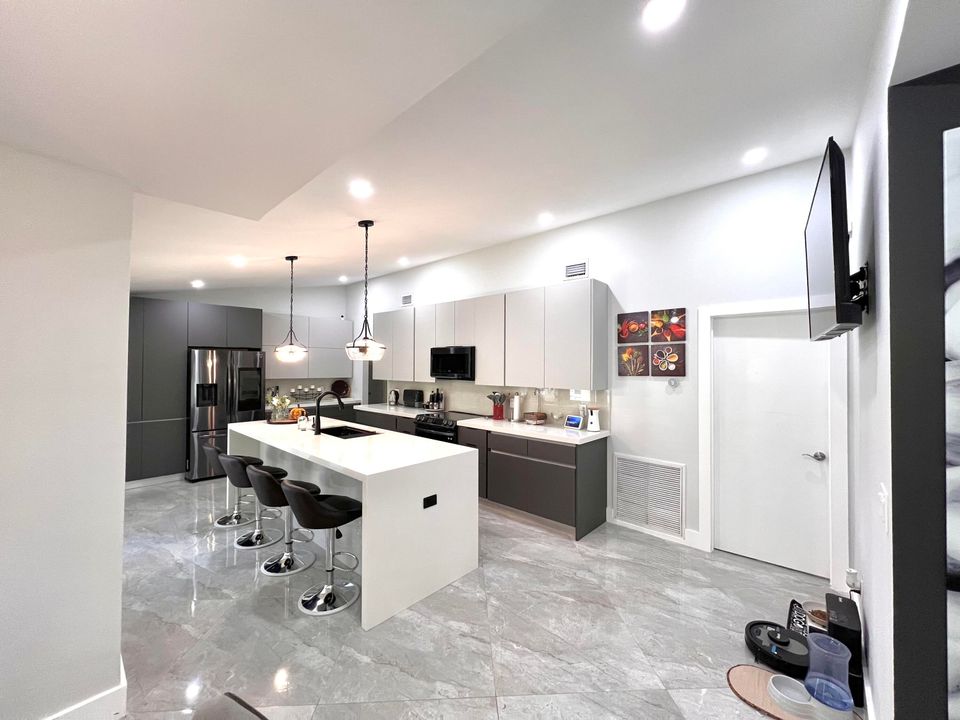 待售: $720,000 (4 贝兹, 2 浴室, 1696 平方英尺)