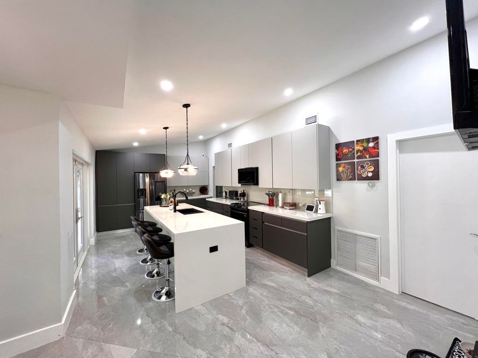 待售: $720,000 (4 贝兹, 2 浴室, 1696 平方英尺)