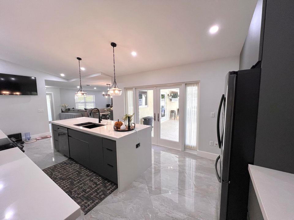 待售: $720,000 (4 贝兹, 2 浴室, 1696 平方英尺)