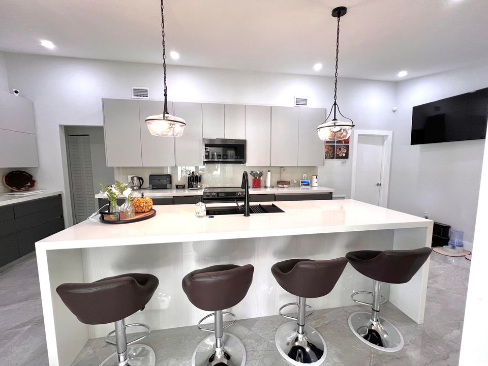 待售: $720,000 (4 贝兹, 2 浴室, 1696 平方英尺)