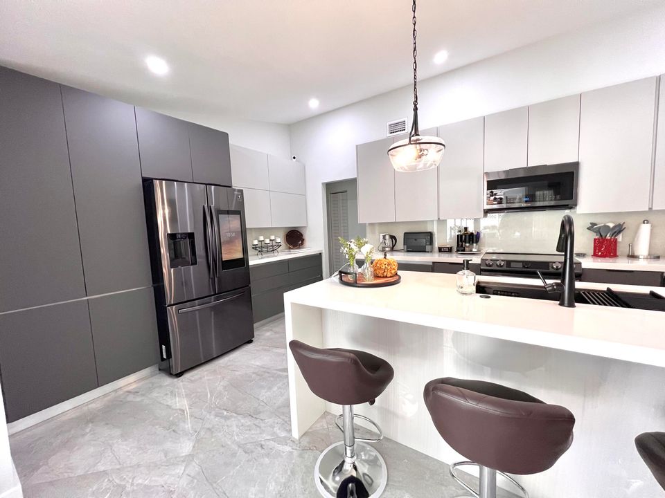 待售: $720,000 (4 贝兹, 2 浴室, 1696 平方英尺)