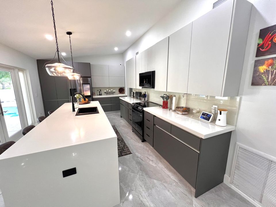 待售: $720,000 (4 贝兹, 2 浴室, 1696 平方英尺)