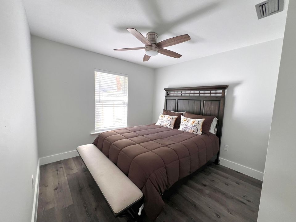 待售: $720,000 (4 贝兹, 2 浴室, 1696 平方英尺)