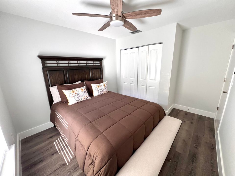 待售: $720,000 (4 贝兹, 2 浴室, 1696 平方英尺)