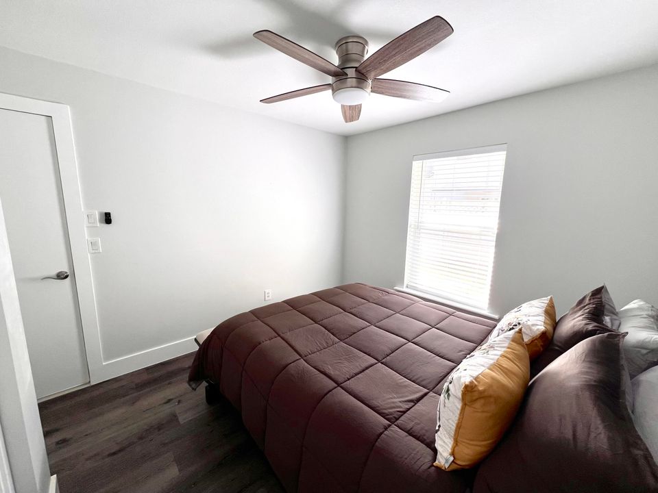 待售: $720,000 (4 贝兹, 2 浴室, 1696 平方英尺)