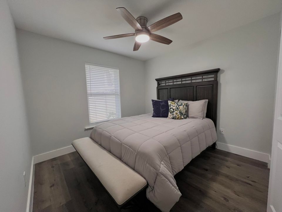 待售: $720,000 (4 贝兹, 2 浴室, 1696 平方英尺)