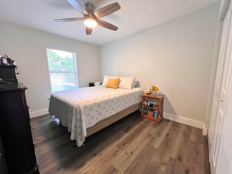 待售: $720,000 (4 贝兹, 2 浴室, 1696 平方英尺)