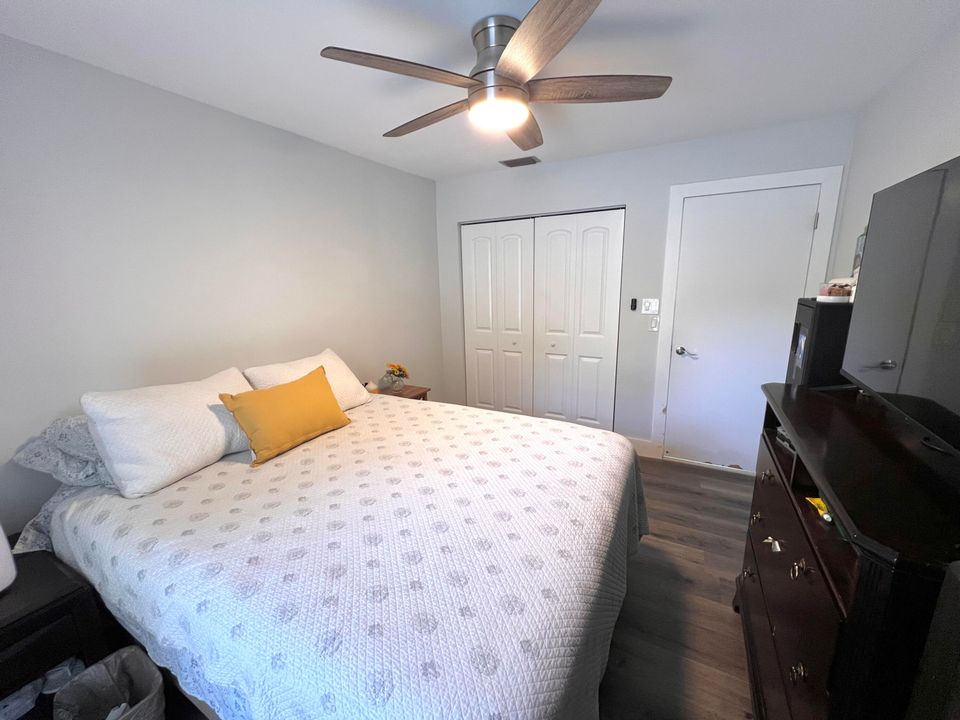 待售: $720,000 (4 贝兹, 2 浴室, 1696 平方英尺)