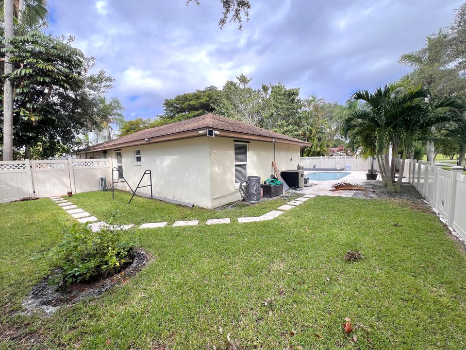 待售: $720,000 (4 贝兹, 2 浴室, 1696 平方英尺)