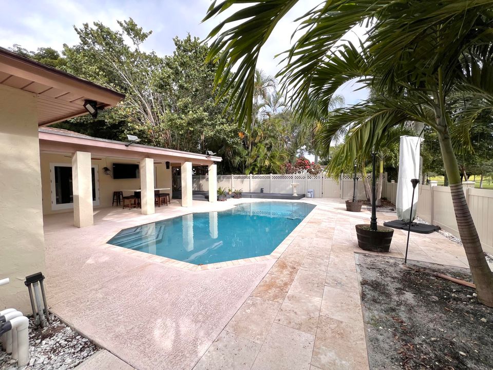 待售: $720,000 (4 贝兹, 2 浴室, 1696 平方英尺)