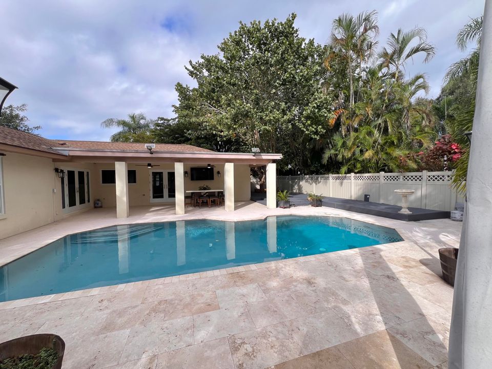 待售: $720,000 (4 贝兹, 2 浴室, 1696 平方英尺)