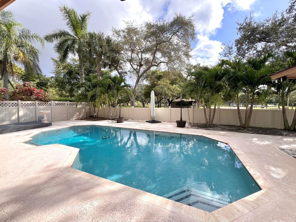 待售: $720,000 (4 贝兹, 2 浴室, 1696 平方英尺)