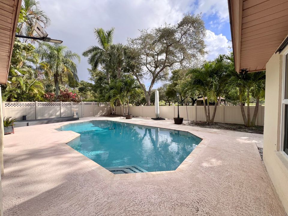 待售: $720,000 (4 贝兹, 2 浴室, 1696 平方英尺)