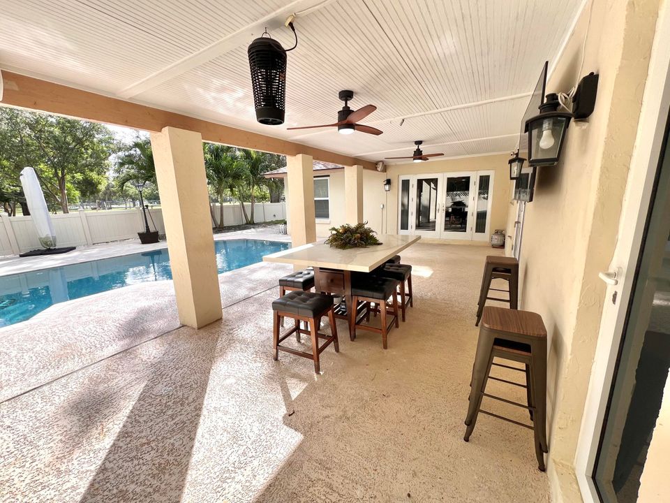 待售: $720,000 (4 贝兹, 2 浴室, 1696 平方英尺)