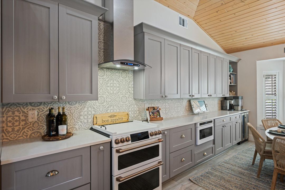 На продажу: $2,465,000 (4 спален, 2 ванн, 3188 Квадратных фут)