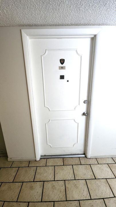 For Sale: $140,000 (1 beds, 1 baths, 1010 Square Feet)