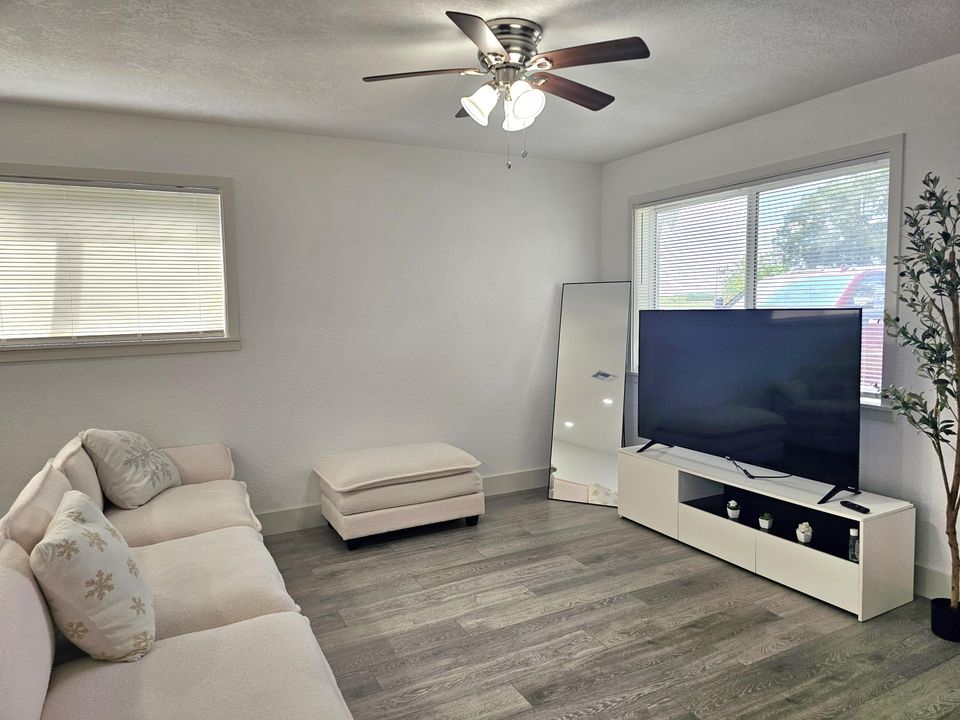 Active With Contract: $249,000 (3 beds, 1 baths, 1066 Square Feet)