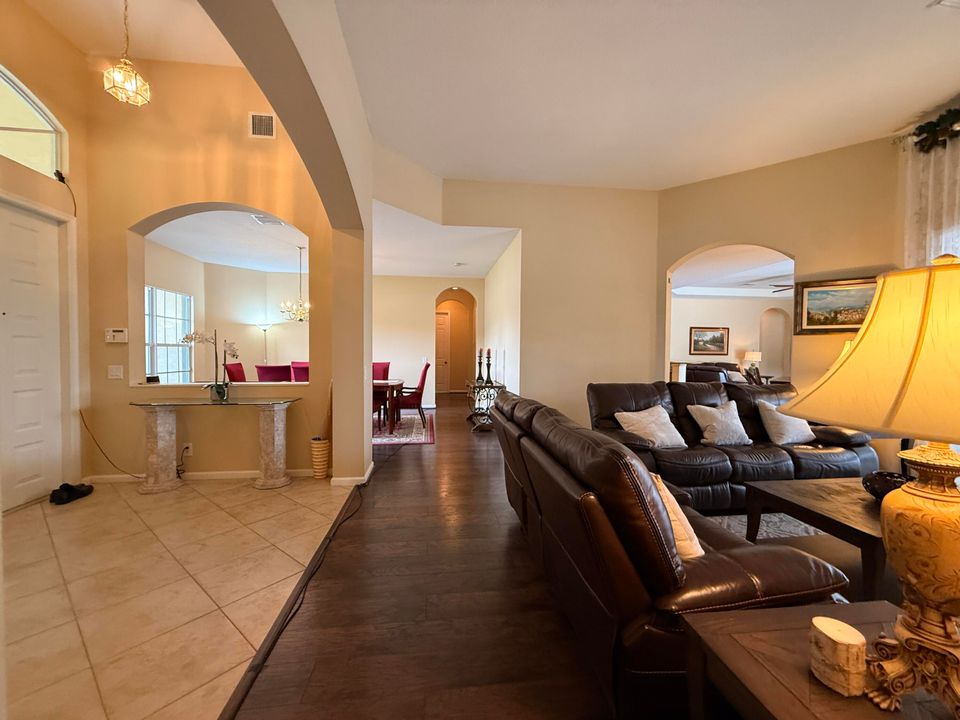 待售: $1,100,000 (7 贝兹, 4 浴室, 3730 平方英尺)