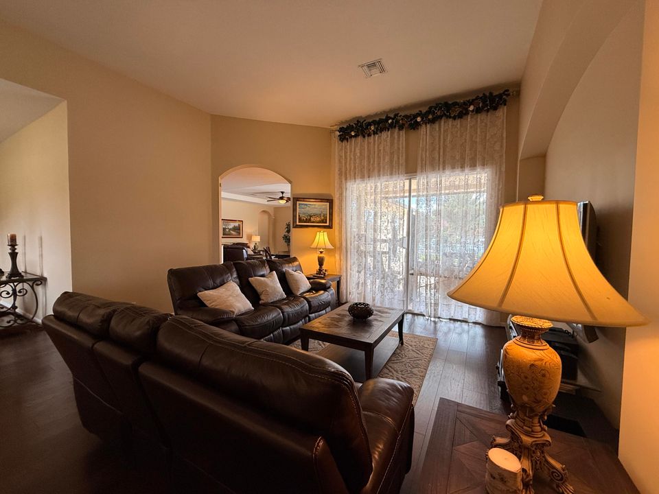 待售: $1,100,000 (7 贝兹, 4 浴室, 3730 平方英尺)